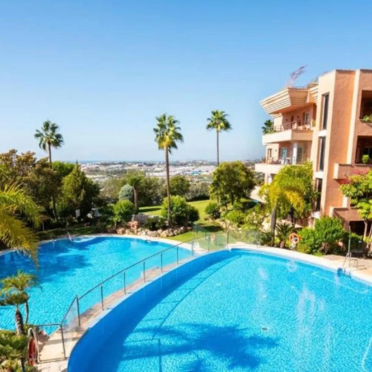 2 Bedroom Middle Floor Apartment for Sale in Marbella, Málaga - Image 2