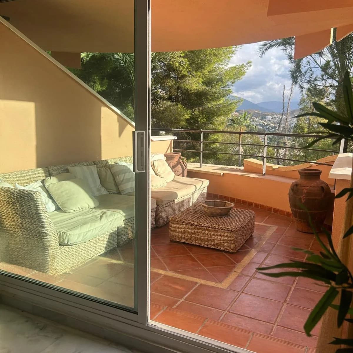 2 Bedroom Middle Floor Apartment for Sale in Marbella, Málaga - Image 3