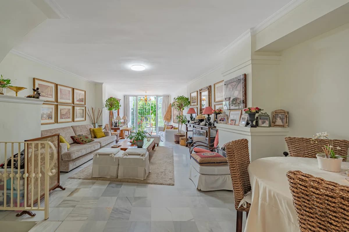 3 Bedroom Townhouse for Sale in The Golden Mile, Málaga - Image 2
