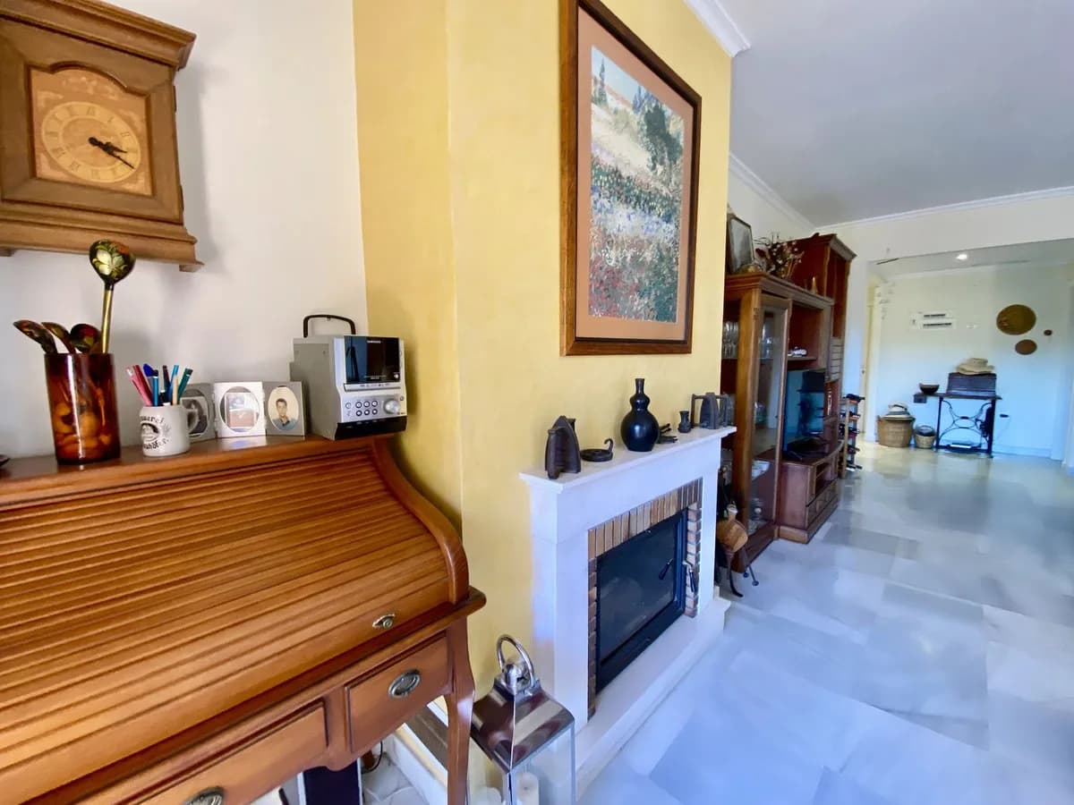 3 Bedroom Middle Floor Apartment for Sale in Hacienda del Sol, Málaga - Image 5