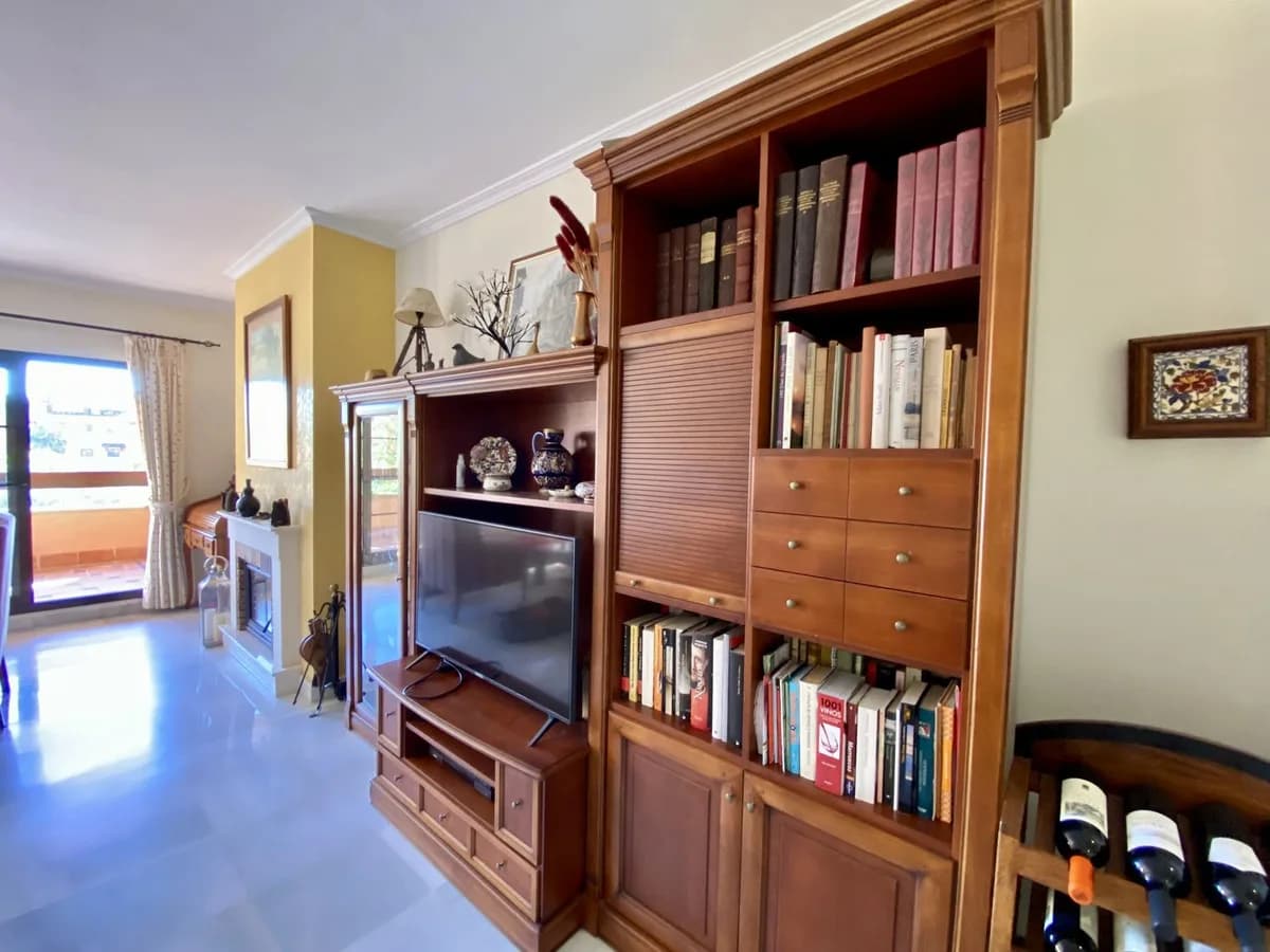 3 Bedroom Middle Floor Apartment for Sale in Hacienda del Sol, Málaga - Image 6