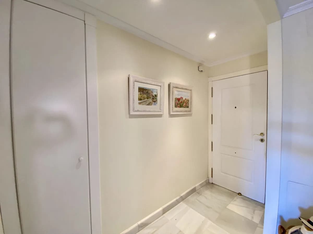 3 Bedroom Middle Floor Apartment for Sale in Hacienda del Sol, Málaga - Image 9