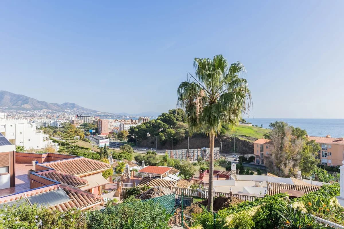 3 Bedroom Detached Villa for Sale in Fuengirola, Málaga - Image 3