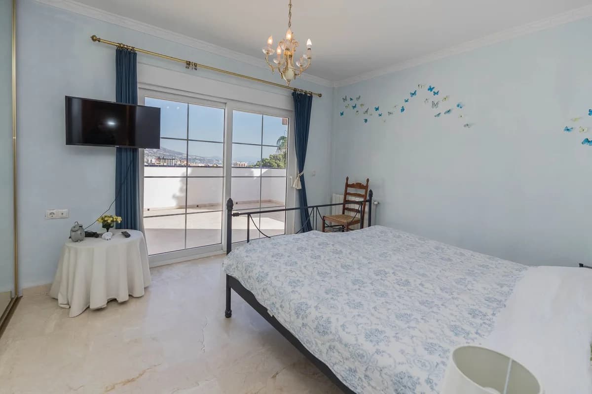 3 Bedroom Detached Villa for Sale in Fuengirola, Málaga - Image 4