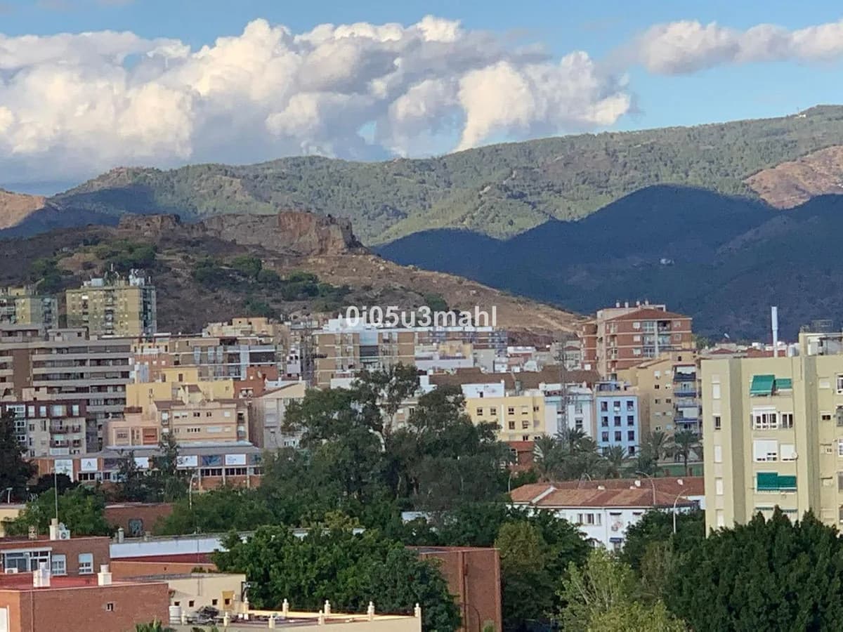 3 Bedroom Middle Floor Apartment for Sale in Portada Alta, Málaga