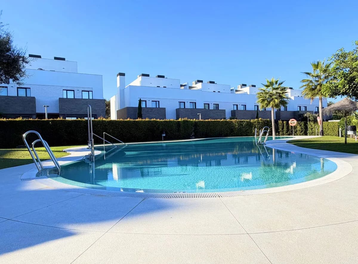 3 Bedroom Townhouse for Sale in San Roque, Cádiz - Image 3