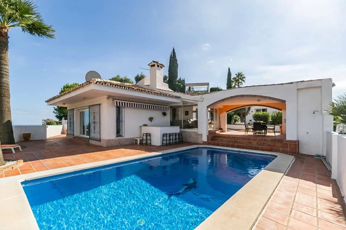 4 Bedroom Detached Villa for Sale in Sierrezuela, Málaga
