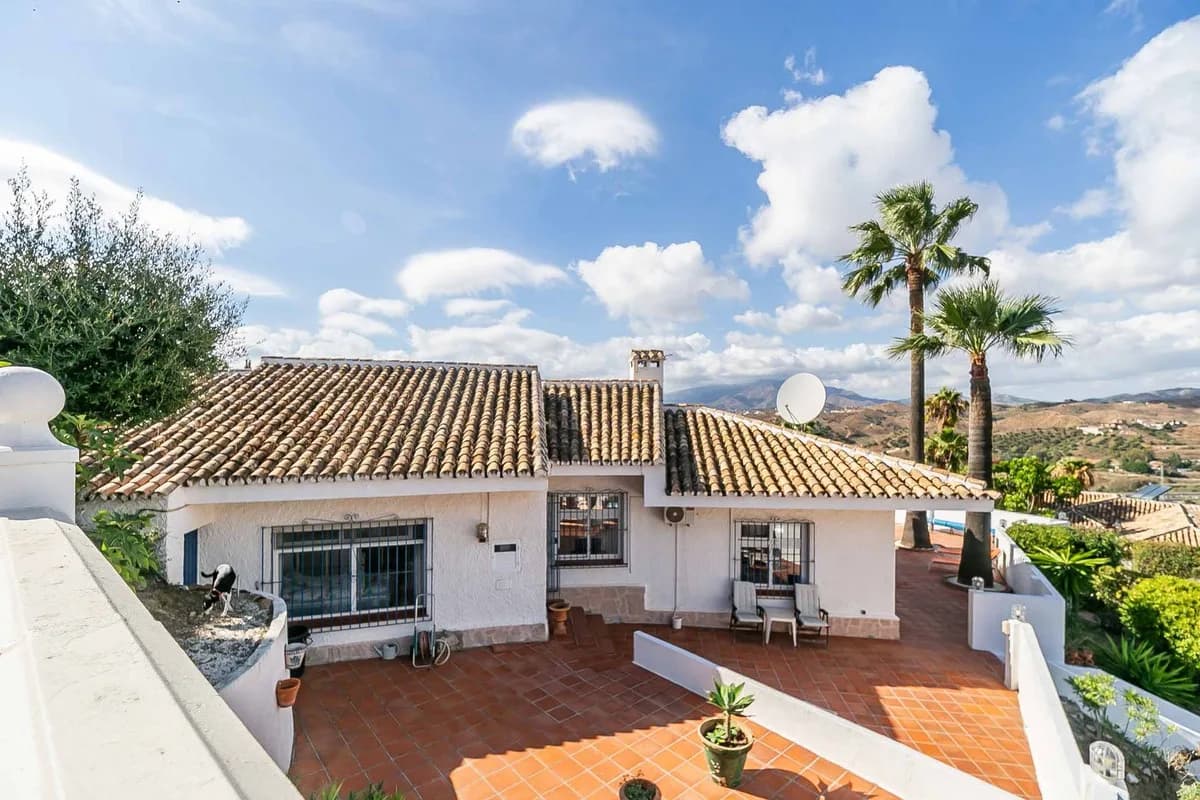 4 Bedroom Detached Villa for Sale in Sierrezuela, Málaga - Image 2