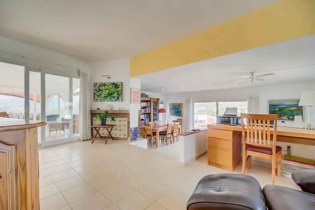 4 Bedroom Detached Villa for Sale in Sierrezuela, Málaga - Image 3