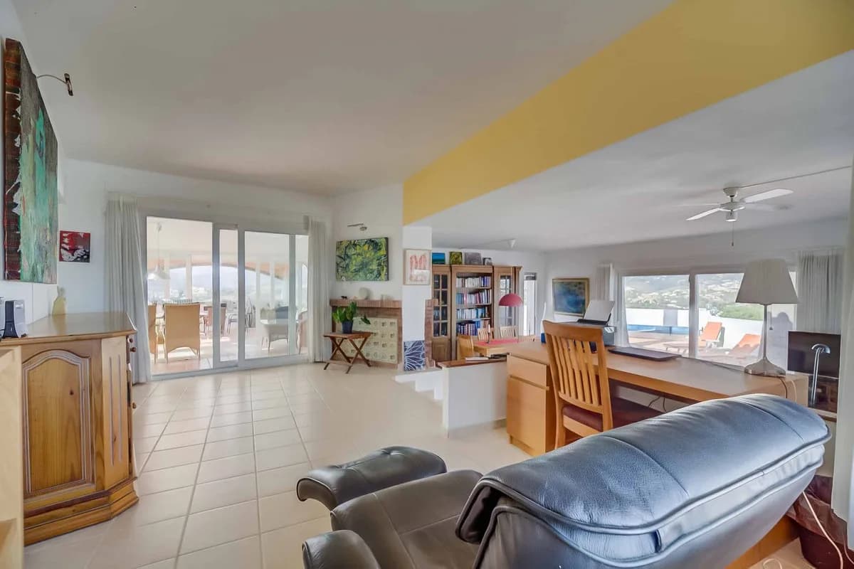 4 Bedroom Detached Villa for Sale in Sierrezuela, Málaga - Image 4