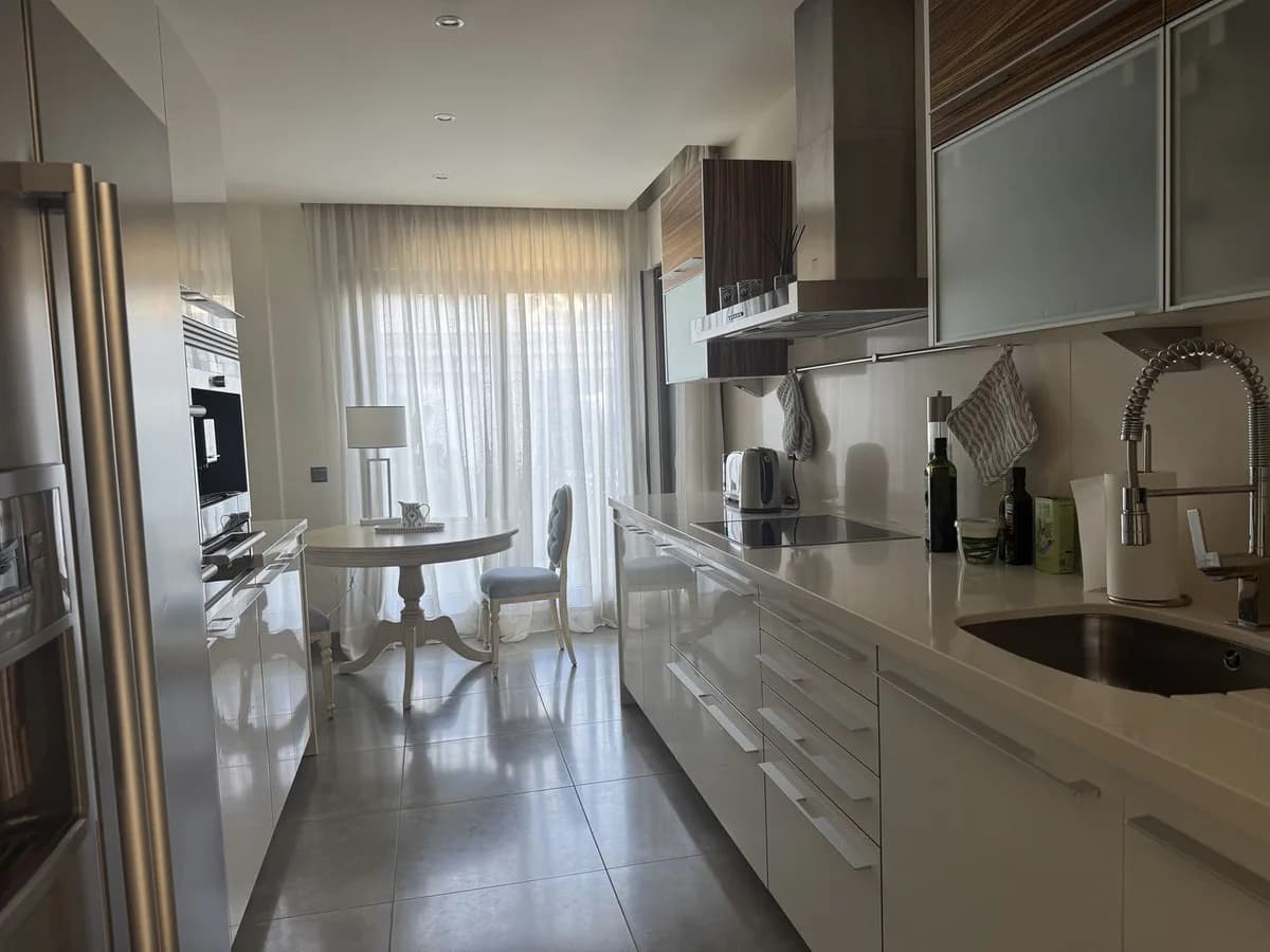 3 Bedroom Ground Floor Apartment for Sale in Estepona, Málaga - Image 2