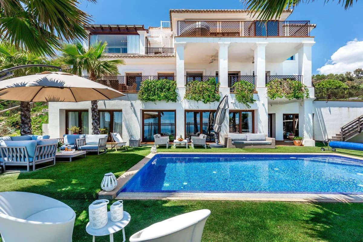 5 Bedroom Detached Villa for Sale in Benahavís, Málaga