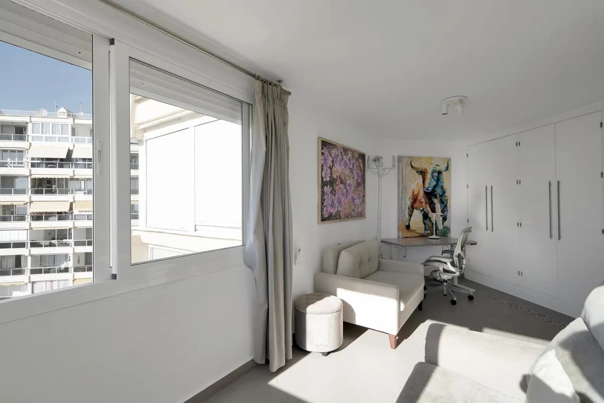 2 Bedroom Middle Floor Apartment for Sale in Marbella, Málaga - Image 4