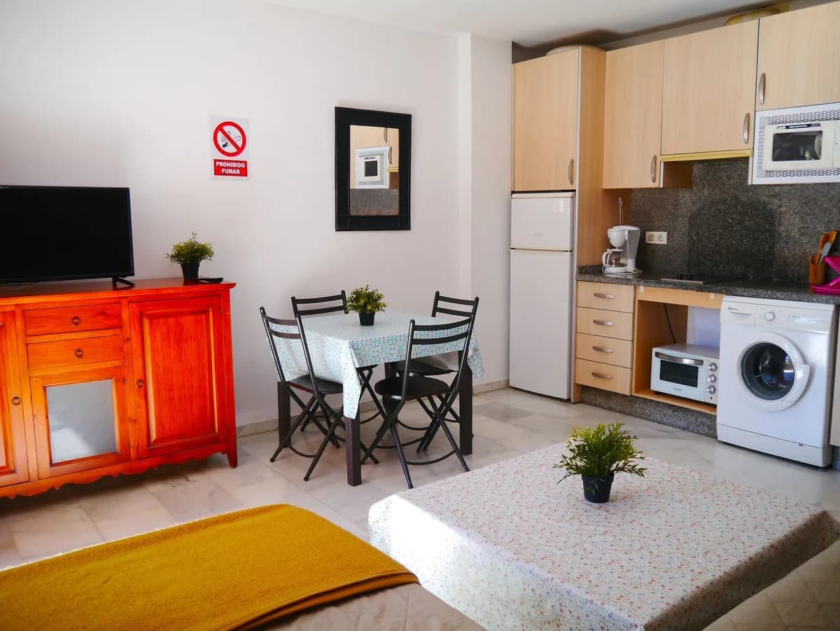 1 Bedroom Middle Floor Apartment for Sale in Fuengirola, Málaga - Image 4