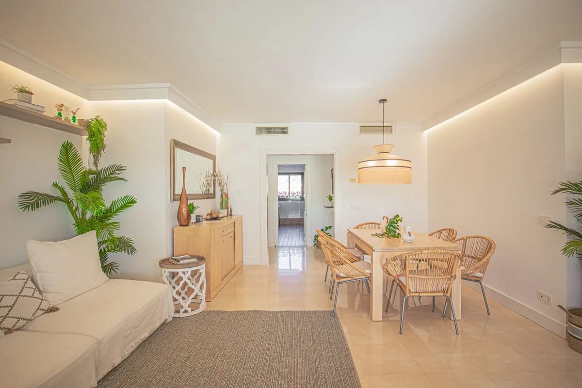 3 Bedroom Middle Floor Apartment for Sale in Estepona, Málaga - Image 8