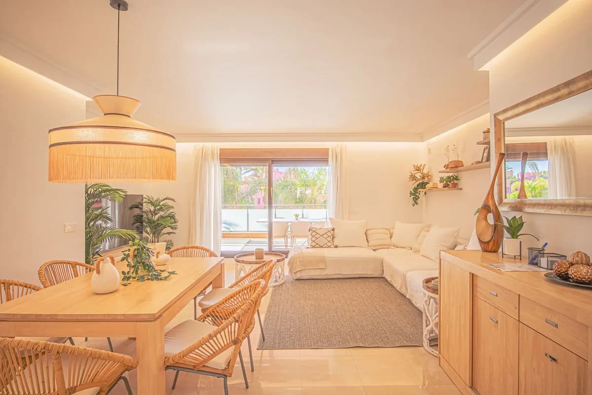 3 Bedroom Middle Floor Apartment for Sale in Estepona, Málaga - Image 9