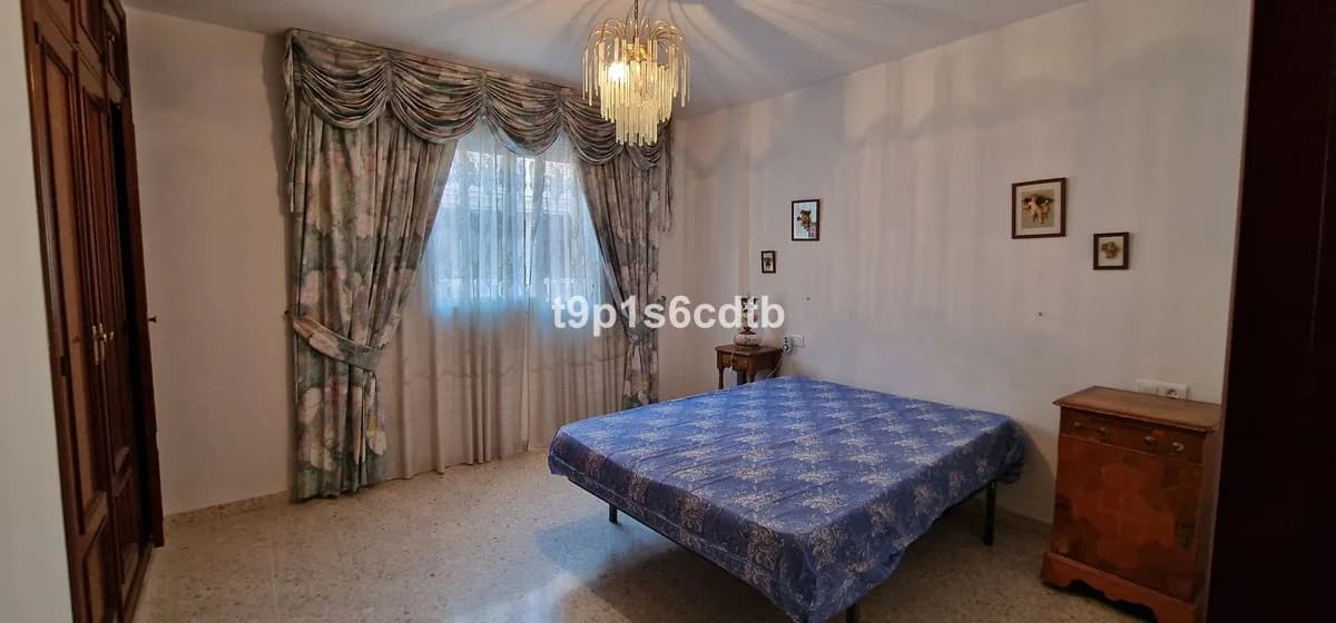 3 Bedroom Middle Floor Apartment for Sale in San Pedro de Alcántara, Málaga - Image 5