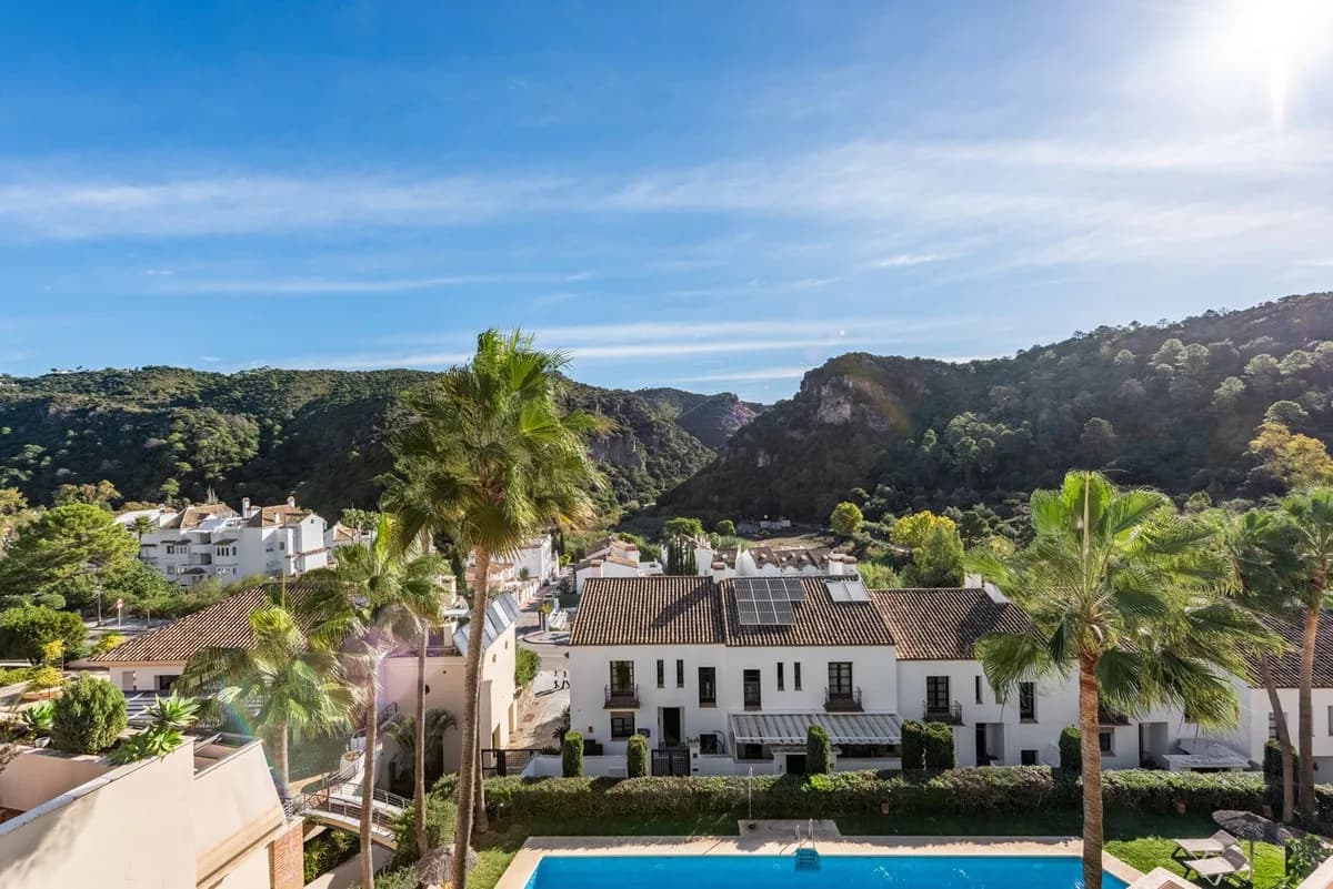 4 Bedroom Semi-Detached House for Sale in Benahavís, Málaga