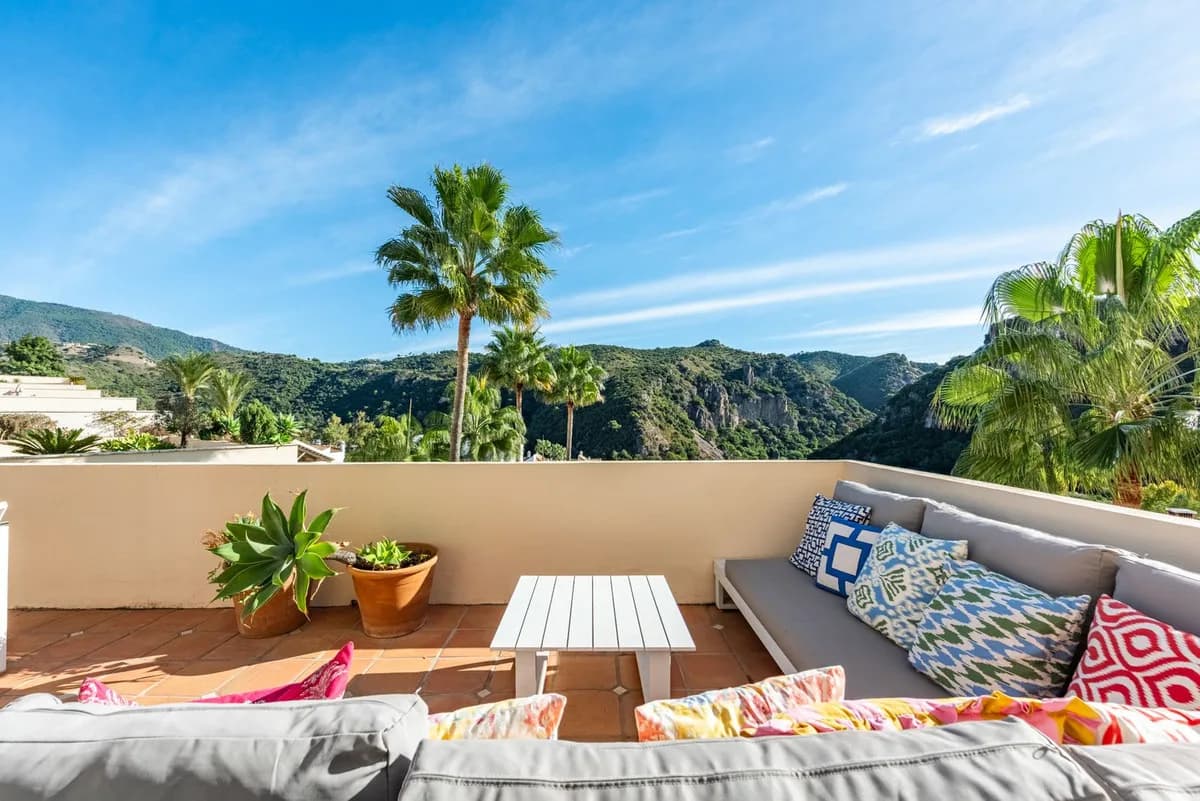 4 Bedroom Semi-Detached House for Sale in Benahavís, Málaga - Image 6