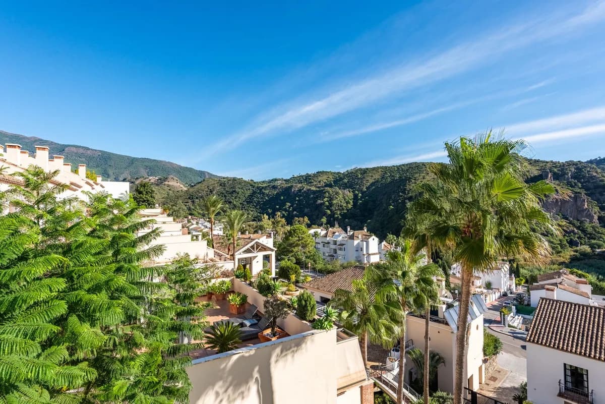4 Bedroom Semi-Detached House for Sale in Benahavís, Málaga - Image 7