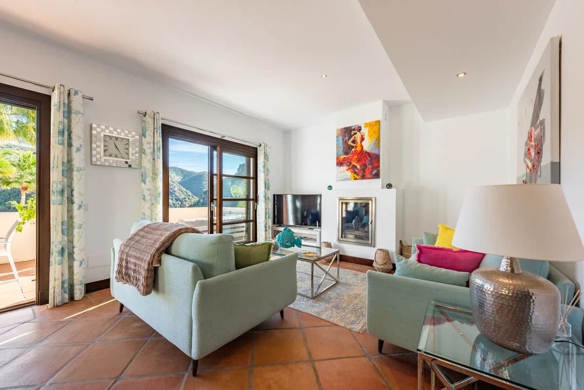4 Bedroom Semi-Detached House for Sale in Benahavís, Málaga - Image 9