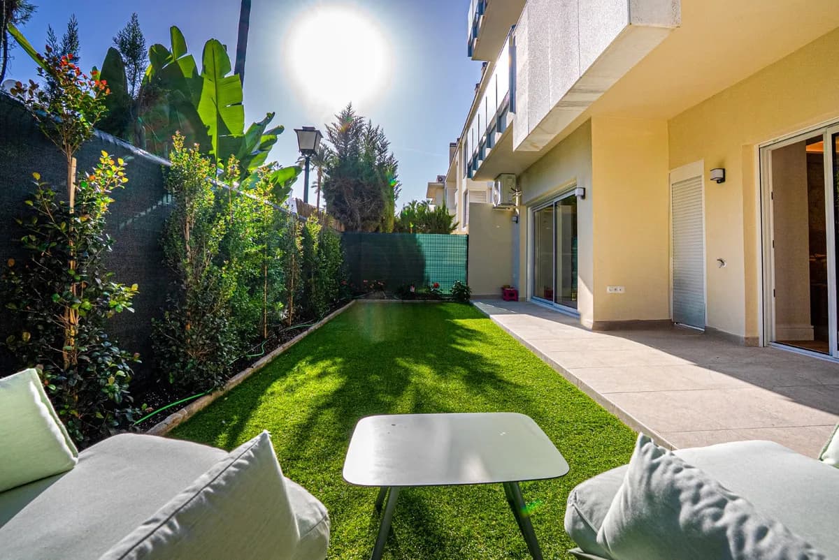 2 Bedroom Middle Floor Apartment for Sale in San Pedro de Alcántara, Málaga - Image 3