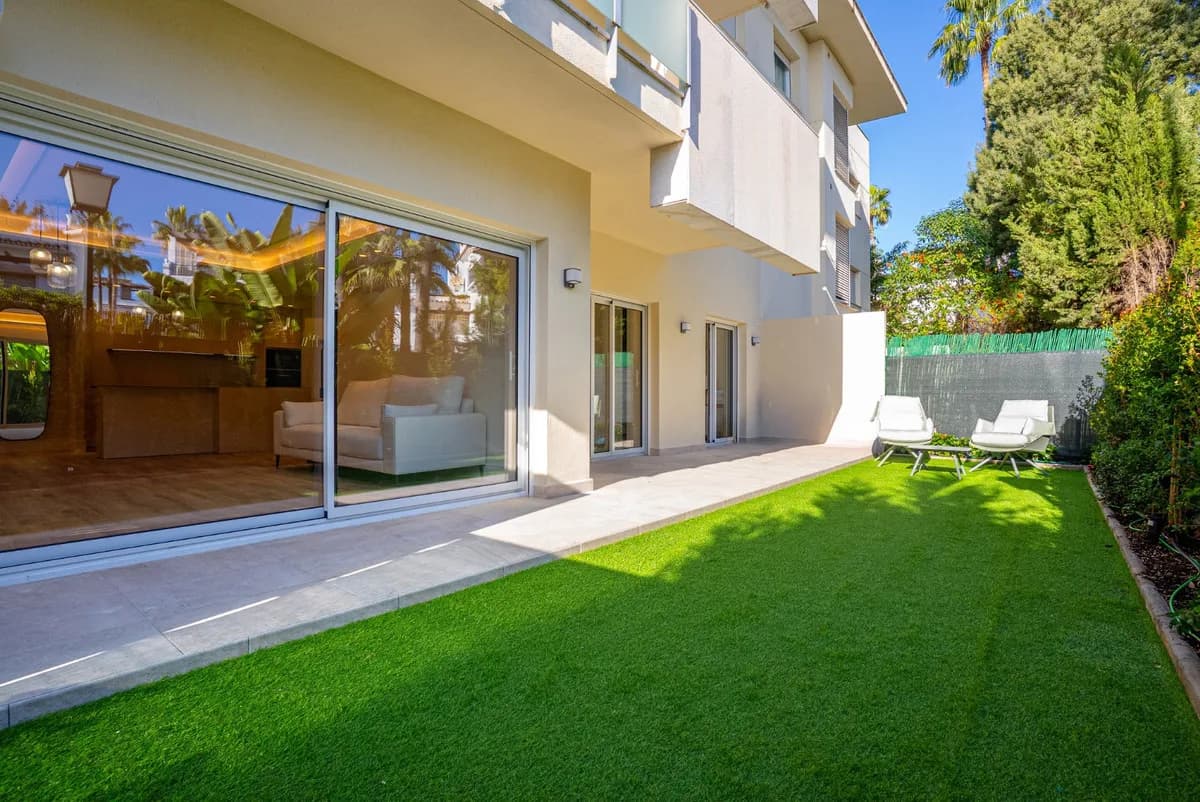 2 Bedroom Middle Floor Apartment for Sale in San Pedro de Alcántara, Málaga - Image 6