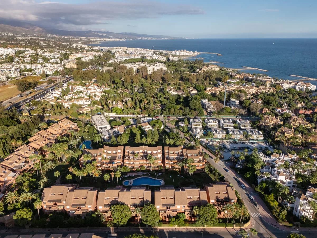 2 Bedroom Middle Floor Apartment for Sale in Puerto Banús, Málaga