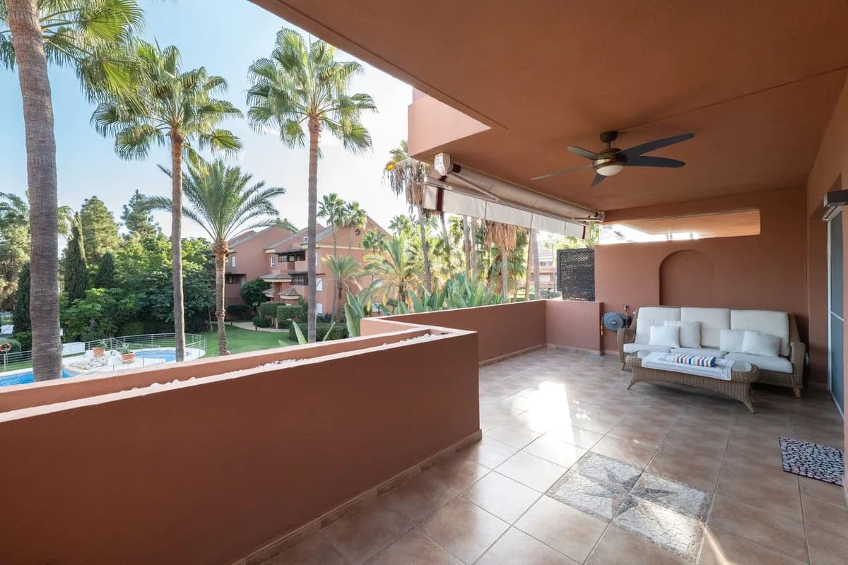 2 Bedroom Middle Floor Apartment for Sale in Puerto Banús, Málaga - Image 4