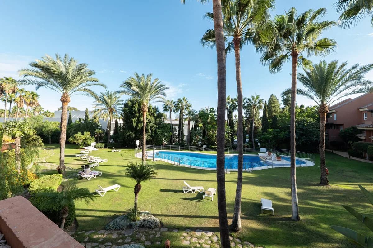 2 Bedroom Middle Floor Apartment for Sale in Puerto Banús, Málaga - Image 7