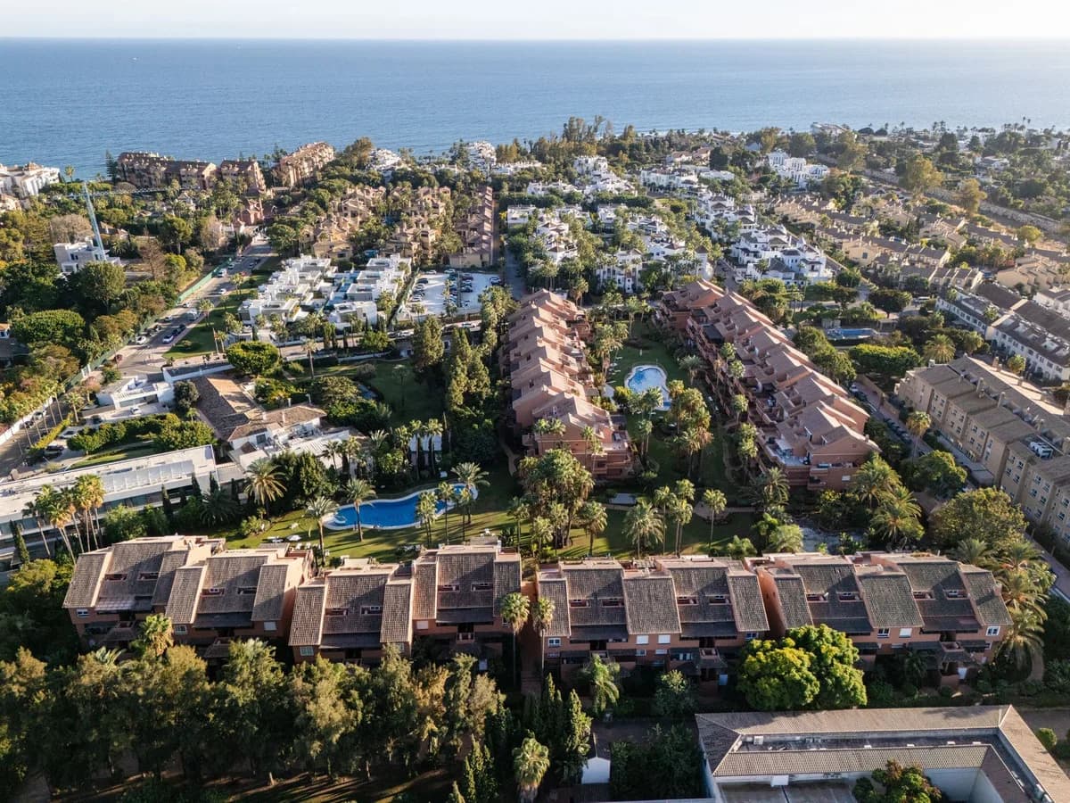 2 Bedroom Middle Floor Apartment for Sale in Puerto Banús, Málaga - Image 8