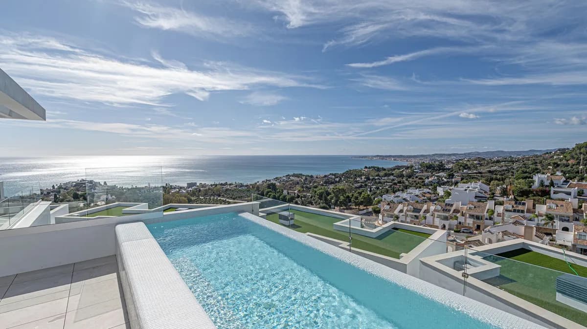4 Bedroom Detached Villa for Sale in Benalmadena, Málaga - Image 2