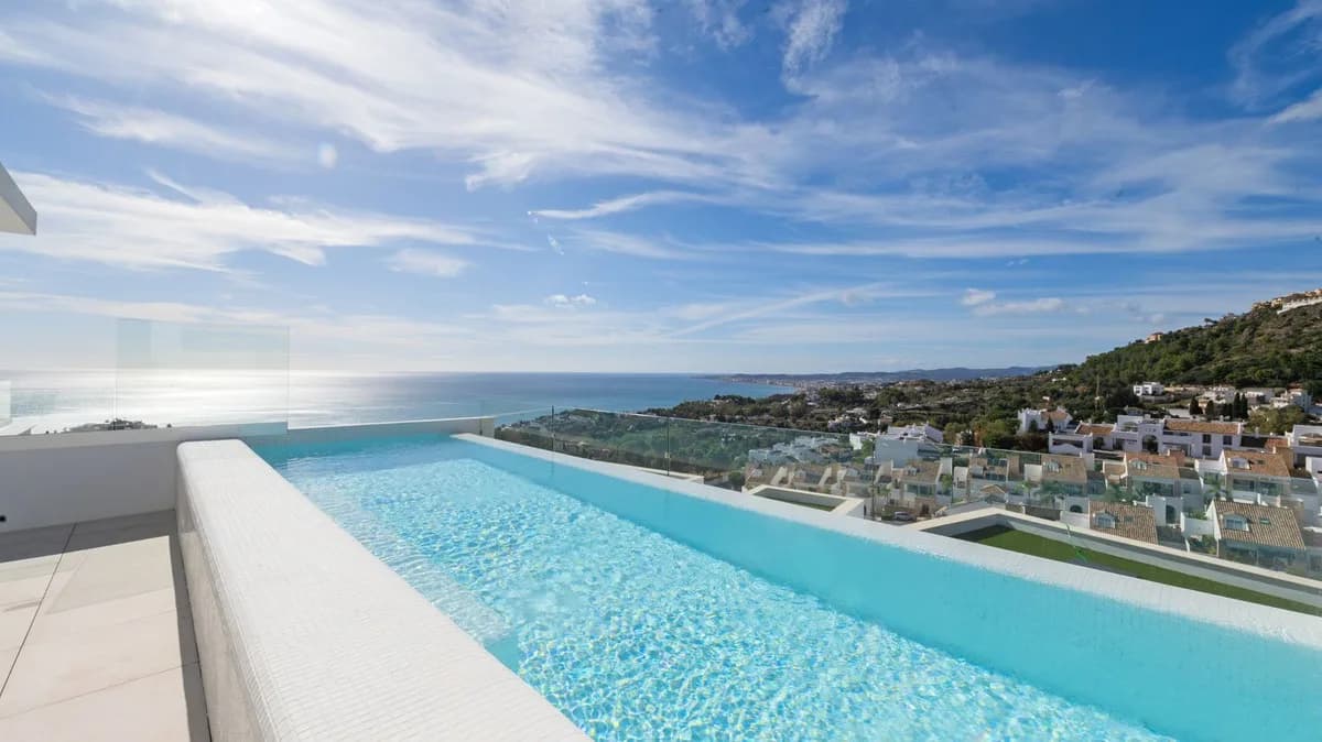 4 Bedroom Detached Villa for Sale in Benalmadena, Málaga - Image 5