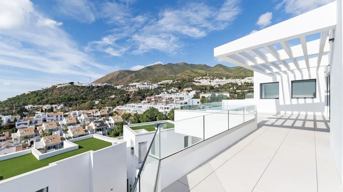 4 Bedroom Detached Villa for Sale in Benalmadena, Málaga - Image 7