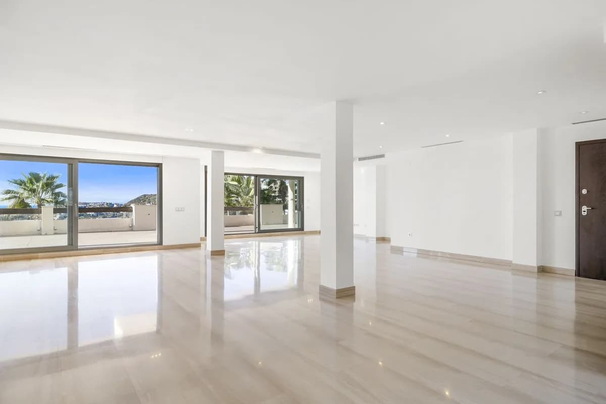 3 Bedroom Middle Floor Apartment for Sale in Benahavís, Málaga - Image 6