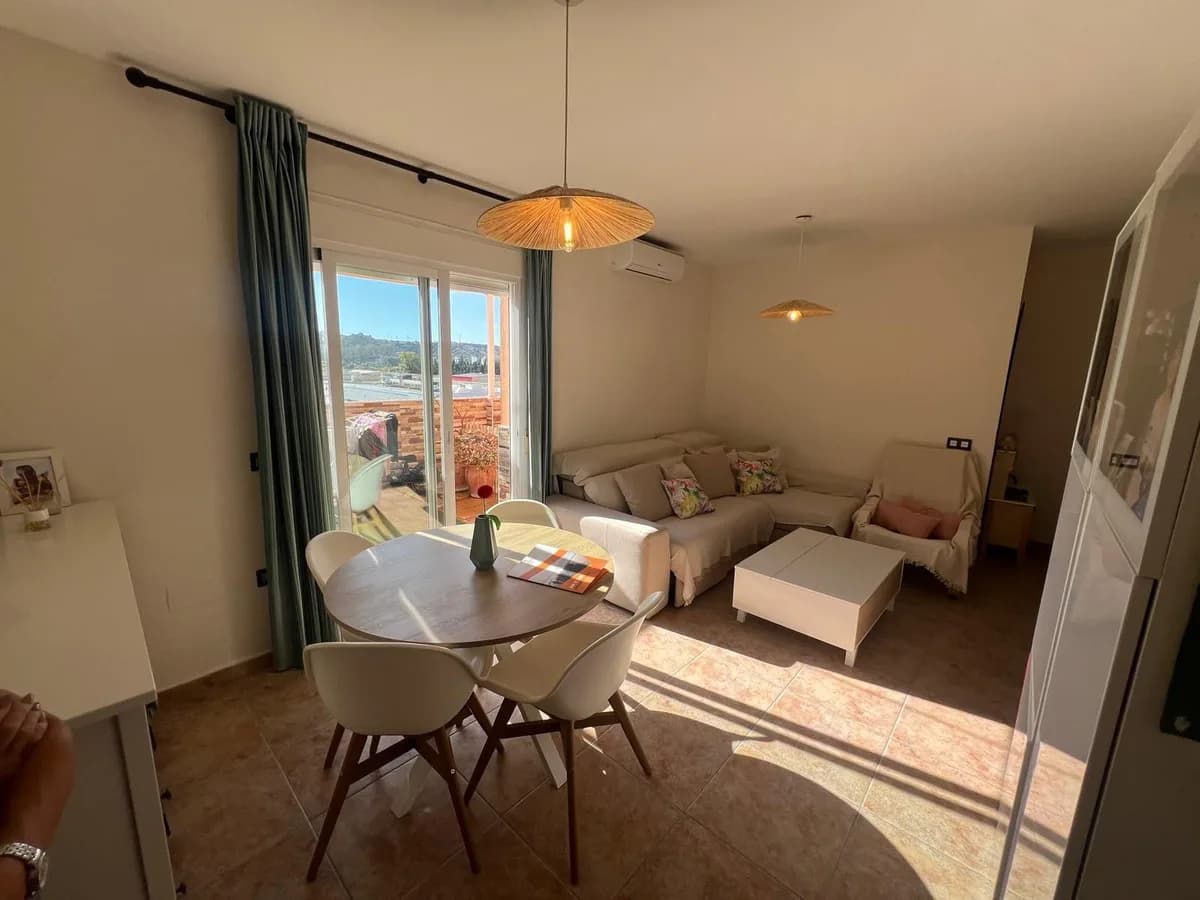 2 Bedroom Middle Floor Apartment for Sale in Las Lagunas, Málaga - Image 3