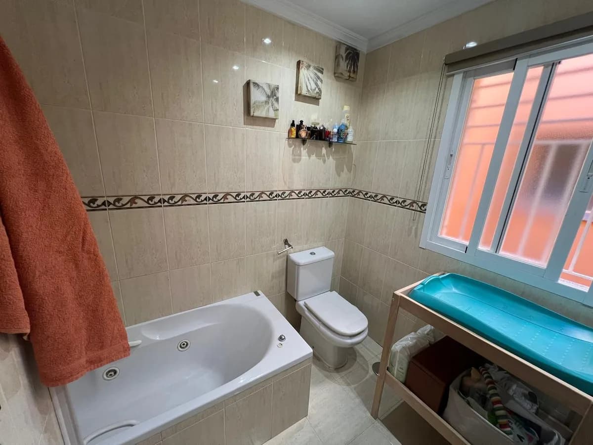 2 Bedroom Middle Floor Apartment for Sale in Las Lagunas, Málaga - Image 7