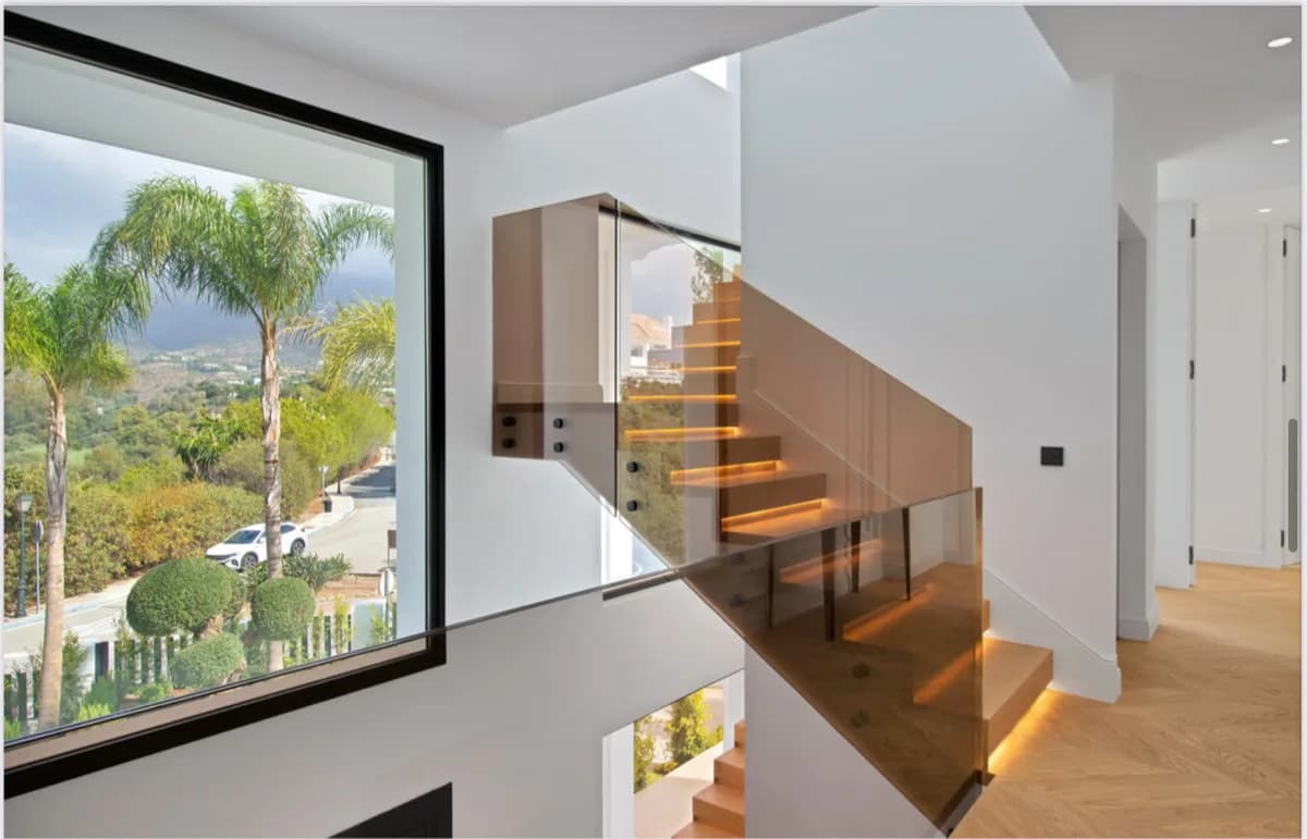 6 Bedroom Detached Villa for Sale in The Golden Mile, Málaga - Image 5