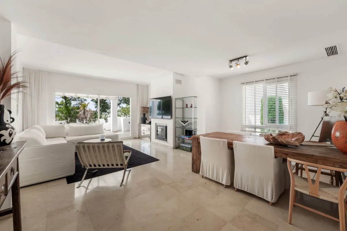2 Bedroom Penthouse for Sale in Nueva Andalucía, Málaga