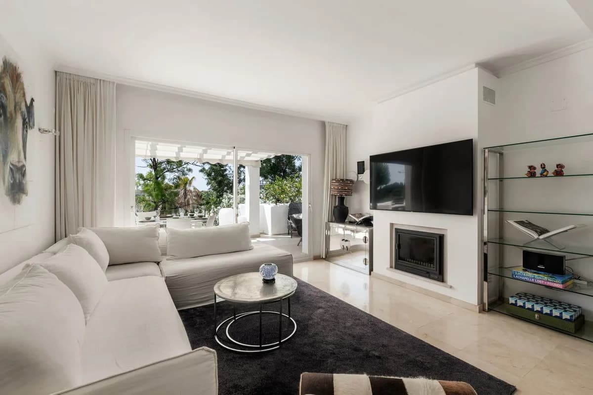 2 Bedroom Penthouse for Sale in Nueva Andalucía, Málaga - Image 3