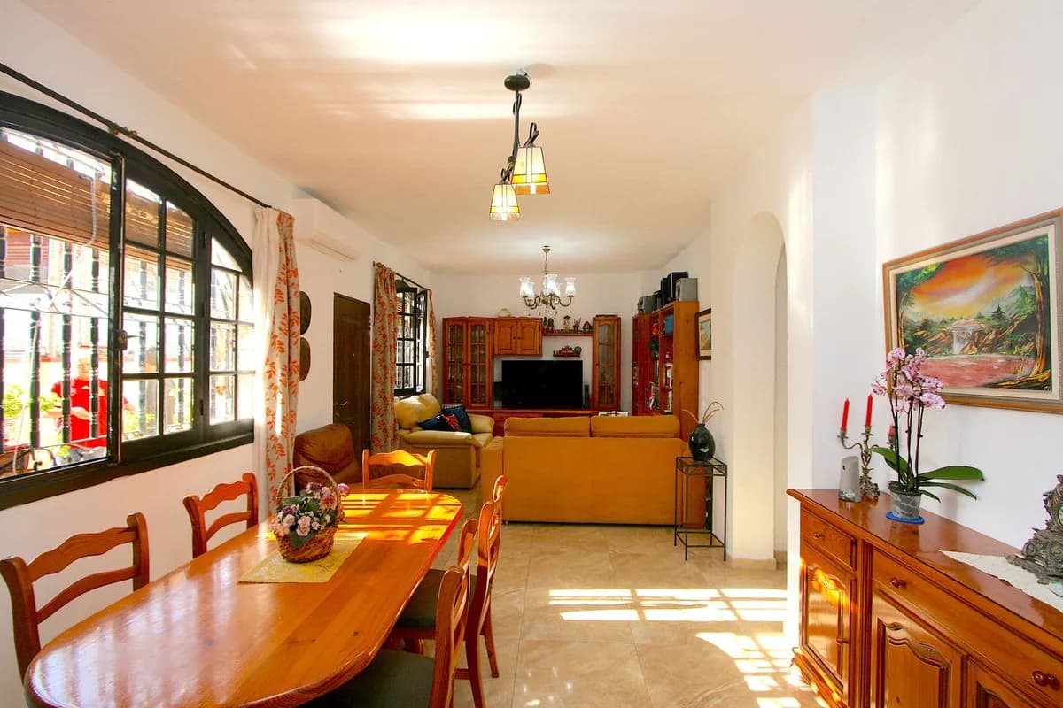 2 Bedroom Ground Floor Apartment for Sale in Fuengirola, Málaga - Image 4