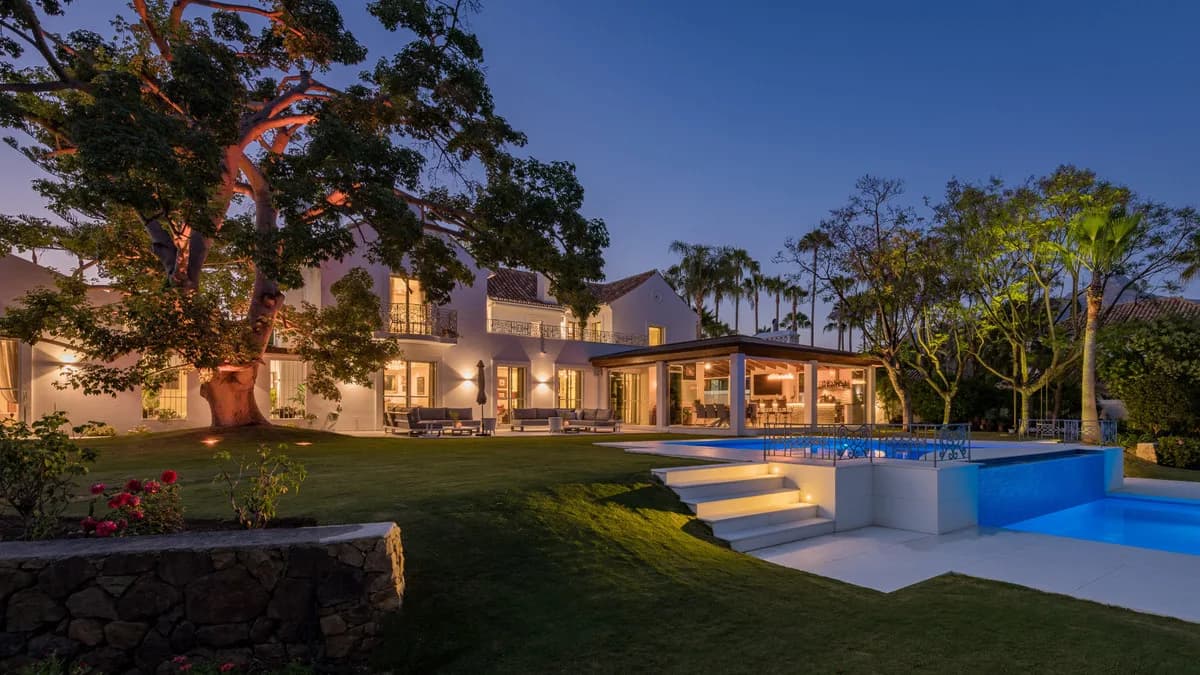 6 Bedroom Detached Villa for Sale in Nueva Andalucía, Málaga - Image 2