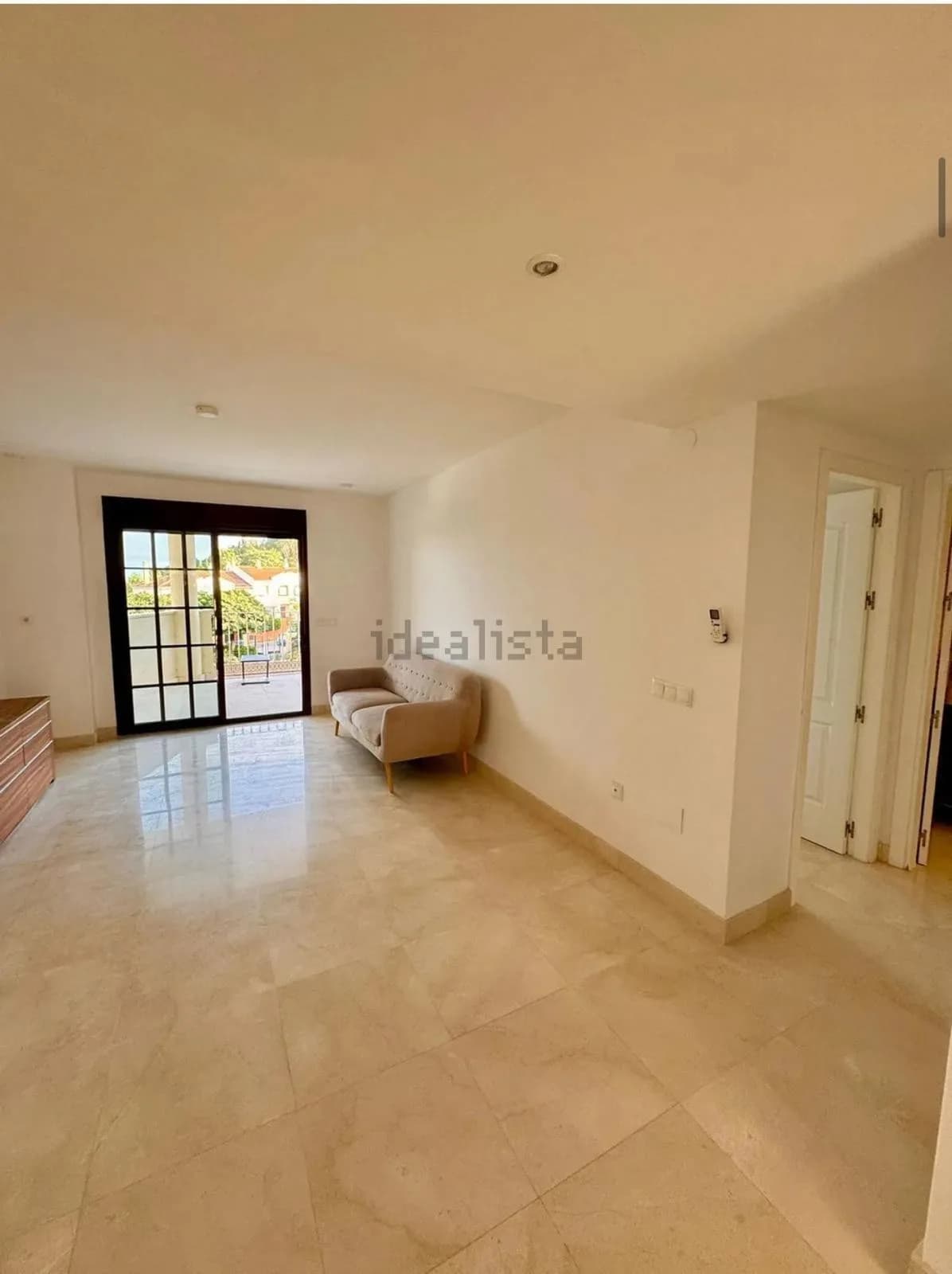 2 Bedroom Middle Floor Apartment for Sale in Torrequebrada, Málaga - Image 9