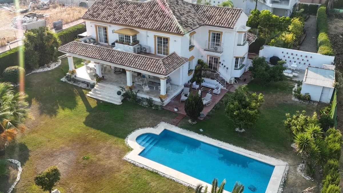 7 Bedroom Detached Villa for Sale in Guadalmina Alta, Málaga - Image 2