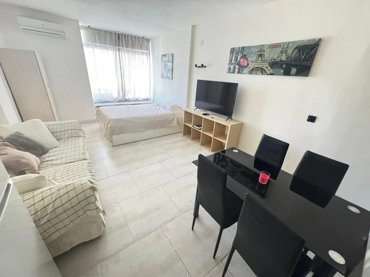 Middle Floor Studio for Sale in Torremolinos, Málaga - Image 8