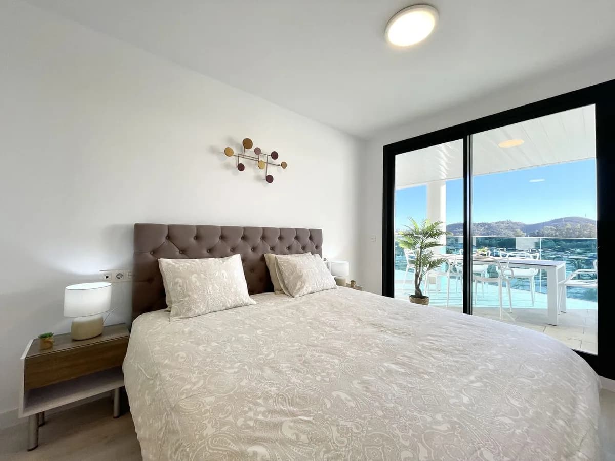 3 Bedroom Middle Floor Apartment for Sale in Las Lagunas, Málaga - Image 8