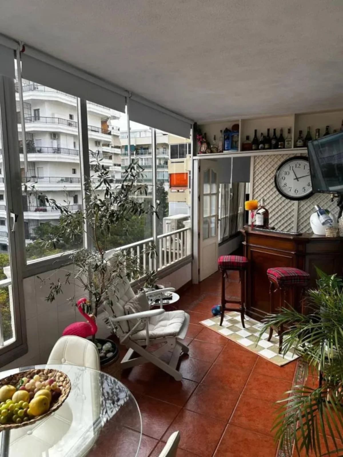 3 Bedroom Middle Floor Apartment for Sale in Marbella, Málaga - Image 3