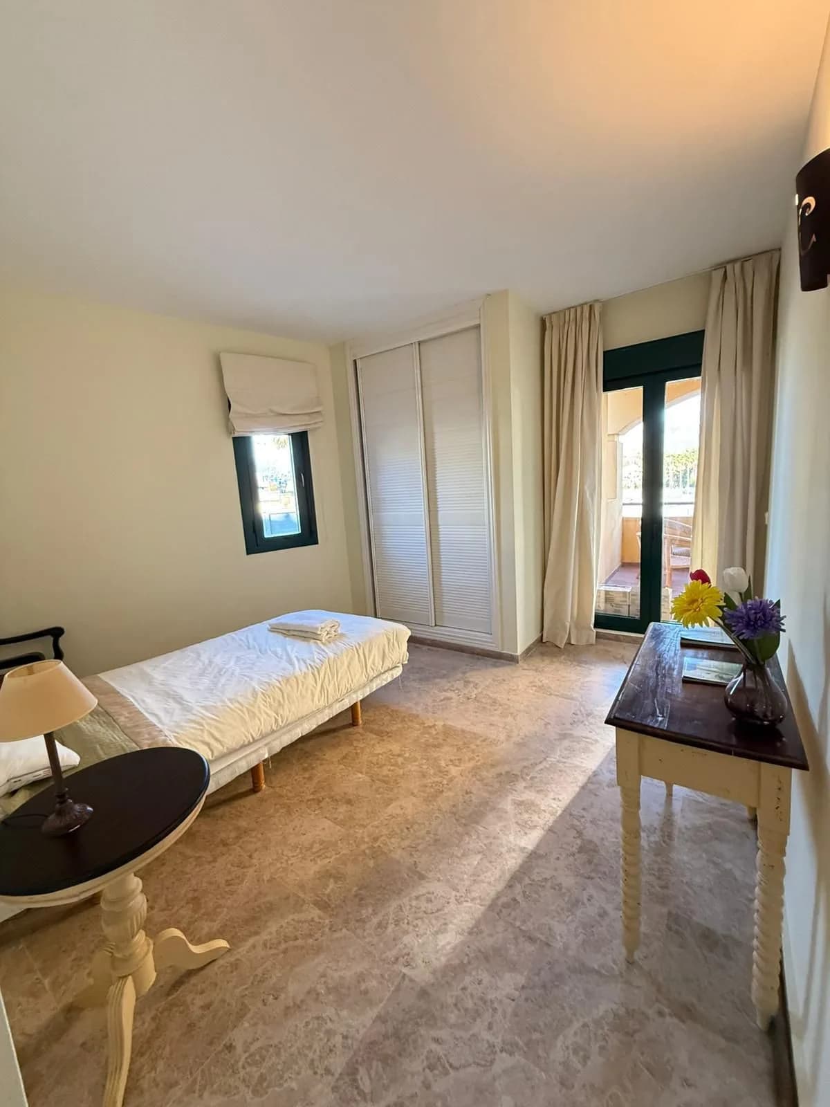 3 Bedroom Middle Floor Apartment for Sale in San Pedro de Alcántara, Málaga - Image 3