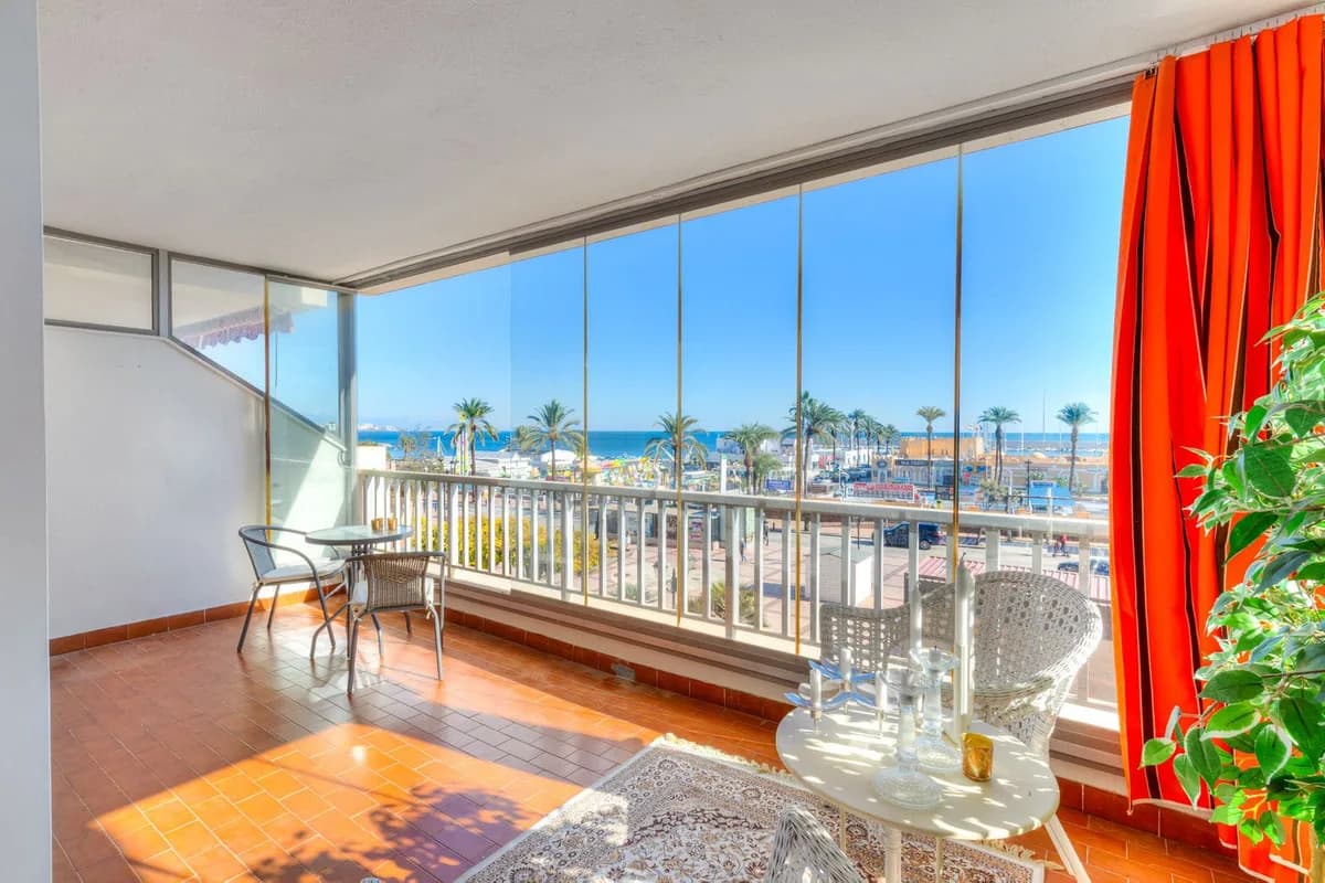 2 Bedroom Middle Floor Apartment for Sale in Fuengirola, Málaga - Image 2