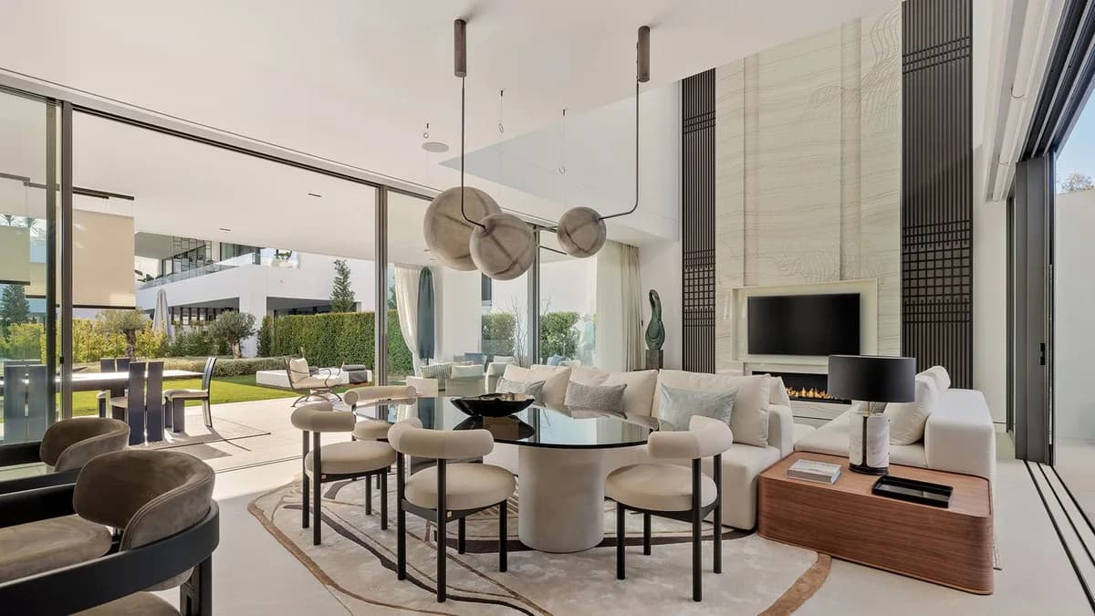 4 Bedroom Semi-Detached House for Sale in Marbella, Málaga - Image 6